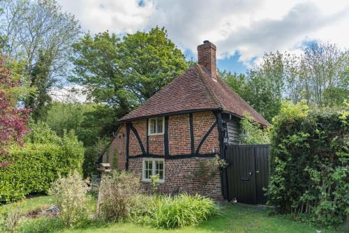 Faversham Casa | Walnut Tree Cottage by Bloom Stays