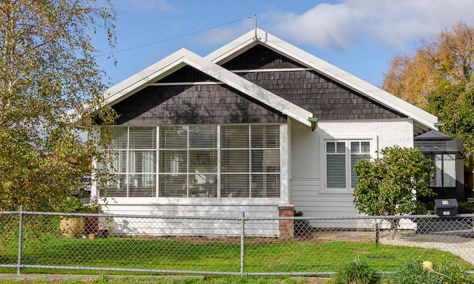 Kingston Beach Cabaña | Wanderhaven- Restored 100 years old cottage with golf and river views