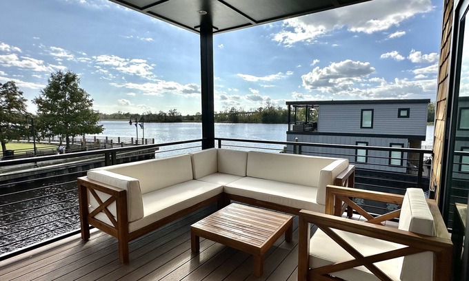 River District Apartamento | Wanderlust at The Cove - Luxury Houseboat - Downtown Wilmington