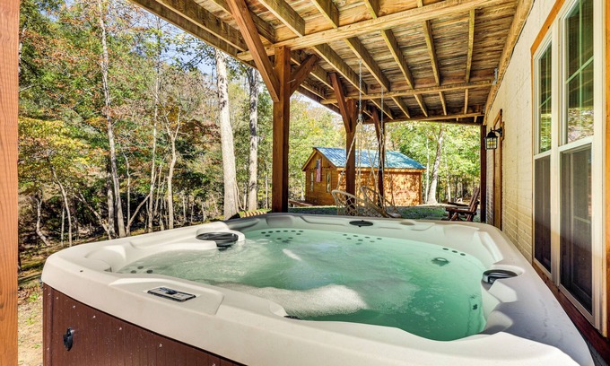 Wardensville Cabina | Wardensville Cabin w/ Hot Tub, Creek & Fire Pit!