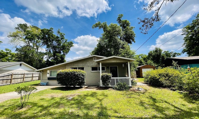 St. Marys Casa | Warm and Bright Pet Friendly Home with Full Privacy Fenced Backyard!