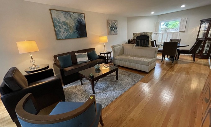 Winnetka Casa | Warm and Cheerful 3 Bedroom Winnetka Townhouse