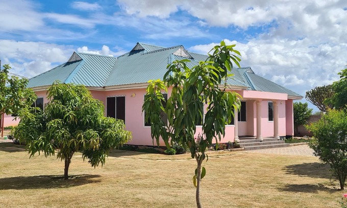 Dodoma Cama Y Desayuno | Warm and Cozy 4 bedroom bed and breakfast Inn in serene Itega