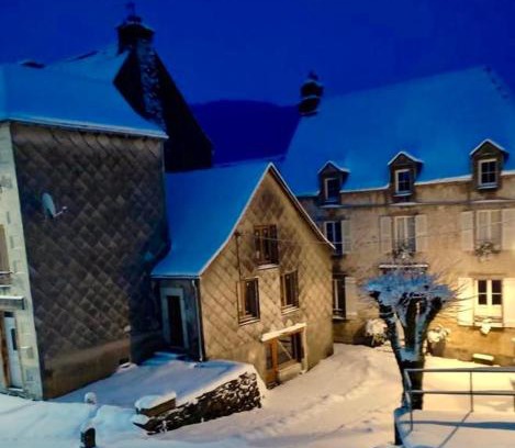 Egliseneuve-d'Entraigues Casa | Warm and cozy house