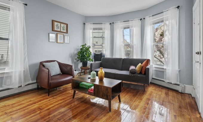 Upper South Providence Apartamento | Warm and Stylish, close to Hospitals and Downtown