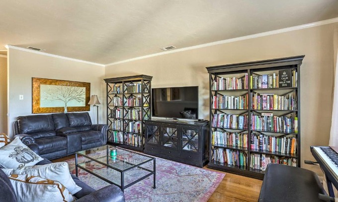 Happy Valley Casa | Warm Anderson Abode with Furnished Porch and Deck