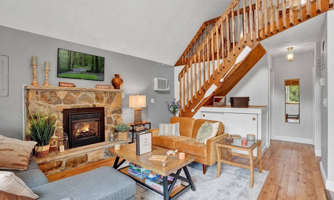 Long Pond Chalet De Esquí | Warm Chalet in Emerald Lakes, Poconos! Lakes/Pools/Deck/Kayak/Fire pits/Grill