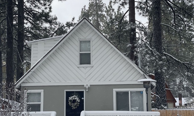 Big Bear City Cabaña | Warm & Cozy Big Bear Mountain Cottage | X-Box, FirePit, Cornhole