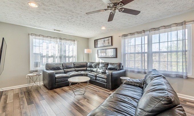 West End Apartamento | Warm & Cozy! | Off-street Parking