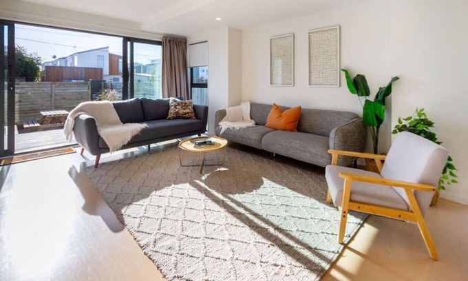 Edgeware Casa | Warm Family Comfort in the City with Garage Parking