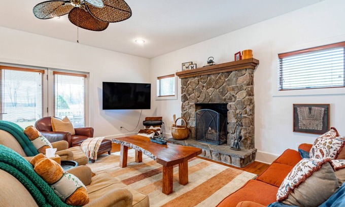 Jeffersonville Casa | Warm Family Home near Bethel