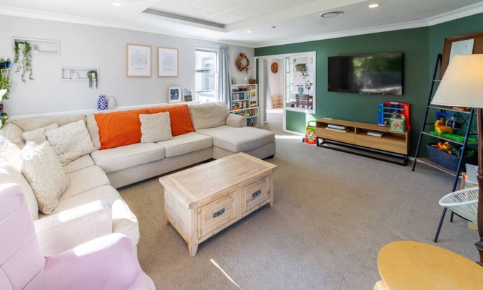 Avonhead Casa | Warm Family Home near CHCH Airport with Parking