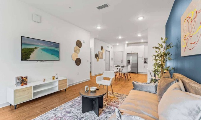 Bay Lake Apartamento | Warm King Apt w/Pool & Gym Pet Friendly Near Parks
