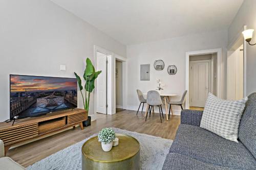 Rogers Park Apartamento | Warm & Lovely 2BR Apt close to Dining & Shops - Touhy 1S