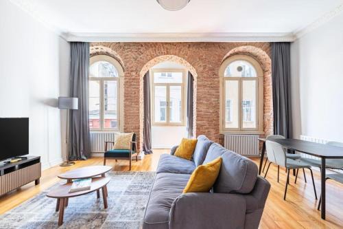 Galata Apartamento | Warm Rustic Charming 2bd Galata Wpatio Gem! #320