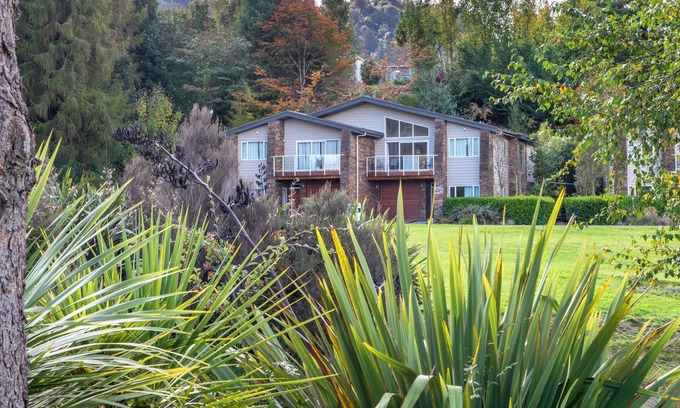 Ohakune Casa | Warm, spacious & modern Ohakune retreat - private outdoor spa pool, free wifi