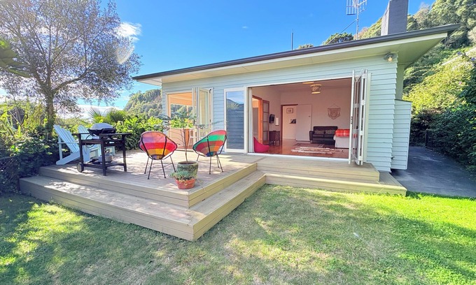 Ahuriri Casa | Warm & Sunny Bungalow Overlooking Vibrant Ahuriri Village. Perfect for families.