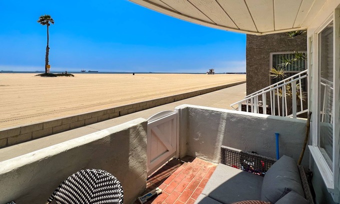 Old Towne Condominio | Warming single-level beachfront condo home with full kitchen & patio