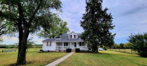 Johnson County Casa | Warrensburg, UCM, Whiteman AFB, KC Chiefs, Wedding Venue, Bring your Pet, Secluded Farmhouse