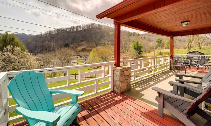 Warrensville Casa | Warrensville Home: Deck, Fire Pit & Mountain Views
