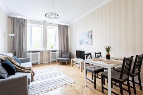 Srodmiescie Apartamento | Warsaw Apartments - 3-Room Old Town Apartment for 7, Nowy Świat
