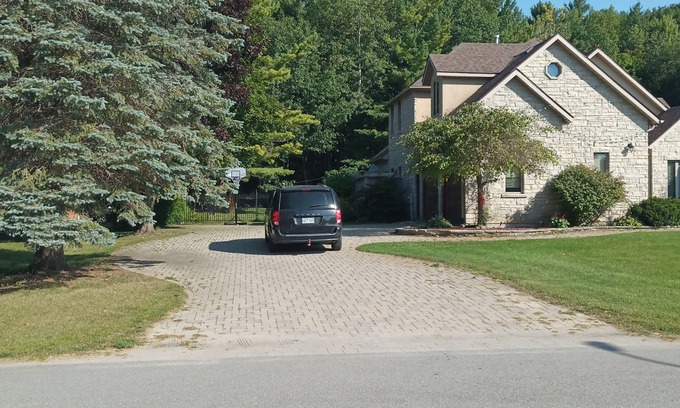 Wasaga Beach Casa | Wasaga Beach Retreat. 5 Queen, 2 singles. 6 min to Beach 6; 20 min to Blue Mtn.