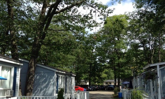 Wasaga Beach Cabaña | Wasaga Beach walk to main end Free Parking Free Wifi