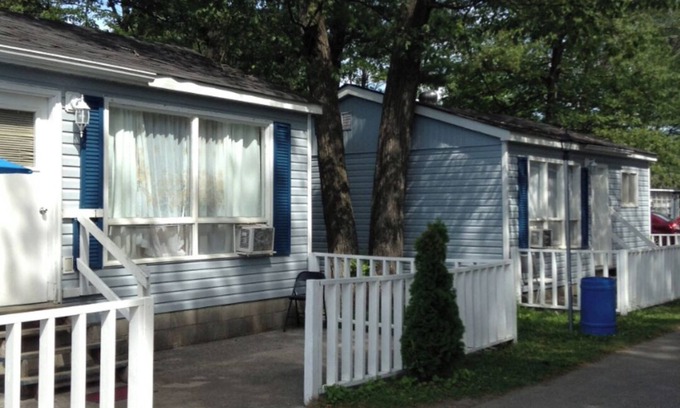 Wasaga Beach Cabaña | Wasaga Beach Walk to Main Beach Free Parking Free Wi-Fi