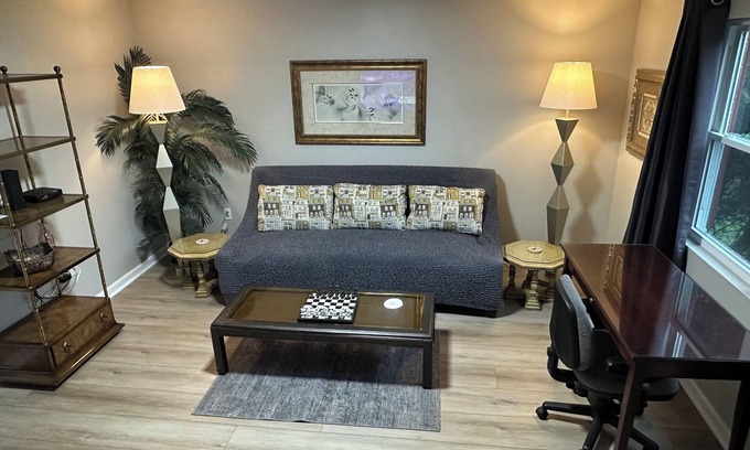 Hickory Apartamento | Washer, Dryer, Desk, Smart TV, Blackout Shades, Fully Stocked Kitchen Cookware