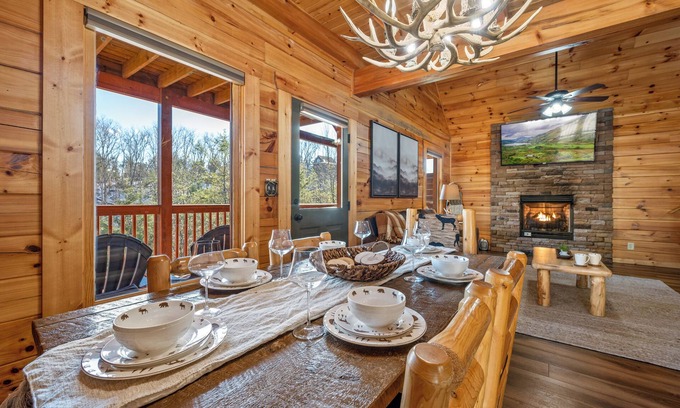 Sevierville Cabina | Private Hot Tub, Game Room,Community Pool,Big Yard & more!
