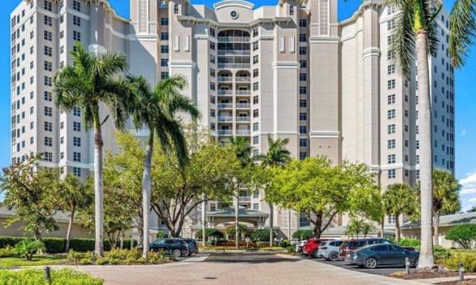 North Naples Condominio | WATCH SUNSET FROM THIS FURNISHED, GULF FRONT, 2 BED/2 BATH + DEN 1790 SQFT CONDO