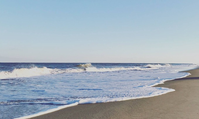 North Ocean City Condominio | Mira las olas y relájate. A pasos de la playa! Soleado y ventoso piso superior.