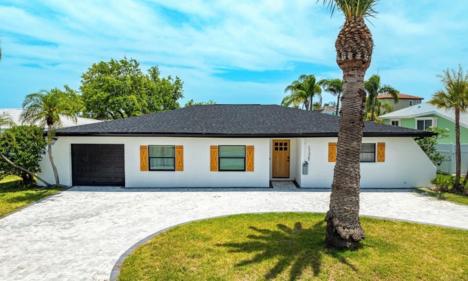 North Redington Beach Casa | WATER FRONT. Spacious 4-bedroom house in charming North Redington Beach with AC,