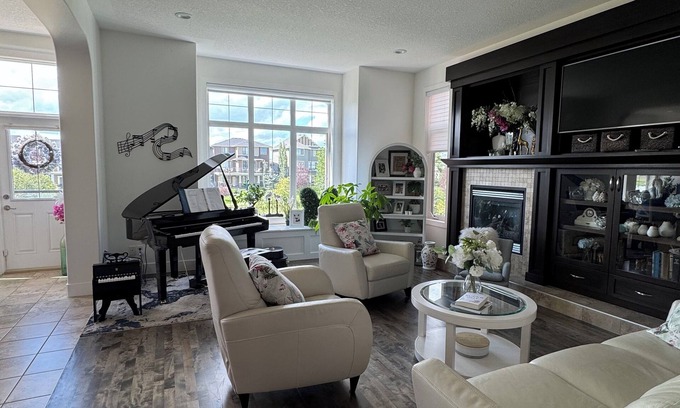 Airdrie Casa | Water Front 2-Story Luxury furnished home in Airdrie! 15min from CalgaryAirport.