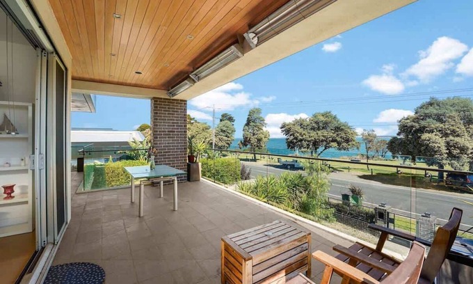 North Shore Casa | Water Front at Geelong Holiday K Villa