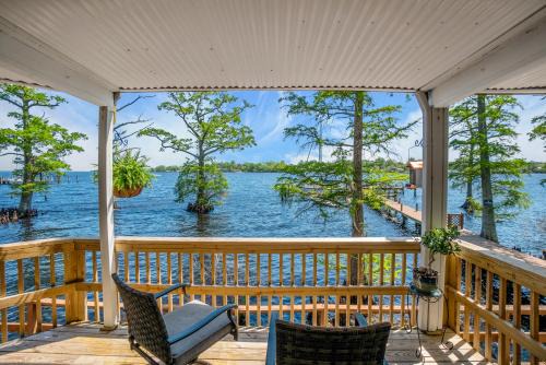 Elizabeth City Apartamento | Water Front Condo with Boat Slip: The Dock House