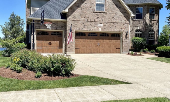 Plainfield Casa | WATER FRONT LUXURY HOME WILL FEEL LIKE A RESORT FOR 10