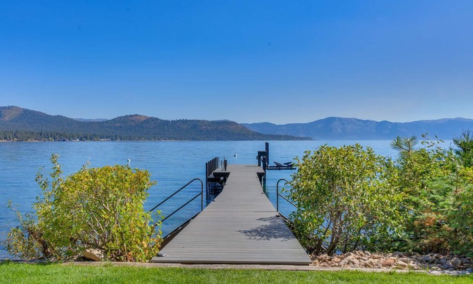 Carnelian Bay Casa | Water's Edge - Lakefront: 8 BR / 5 BA ocho habitaciones en Carnelian Bay, capacidad para 16