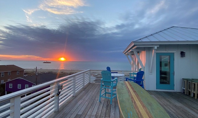 Carolina Beach Casa | Water's Edge | Ocean View + Private Pool!