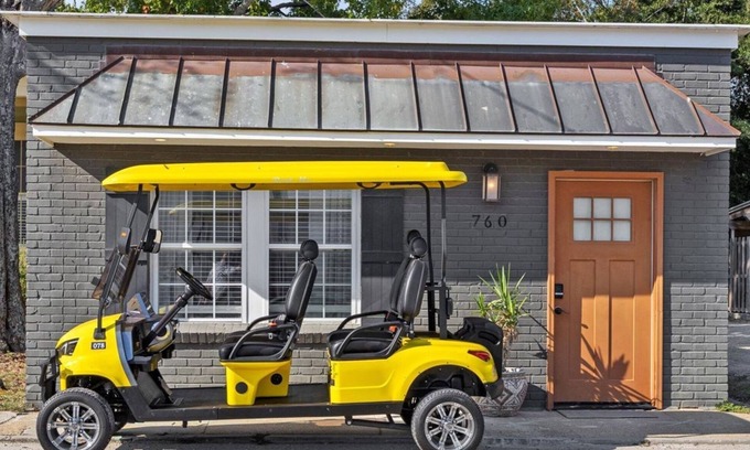 Biloxi Apartamento | Water Street Retreat is a cozy dog-friendly studio in downtown Biloxi, steps from beaches, casinos & dining. Features a king bed, sofa bed, kitchenette, modern bath, Wi-Fi & easy parking—perfect for exploring the coast.