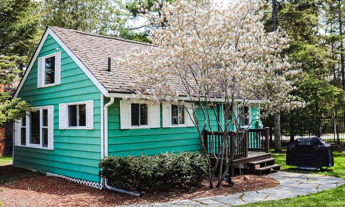 Wasaga Beach Cabaña | Water-view 2-story cottage with grill, heated outdoor pool