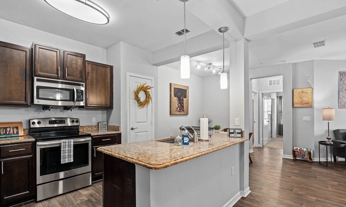 Ocoee Apartamento | Water-View Oasis w/spacious wrap around screened in balcony- mins from beach