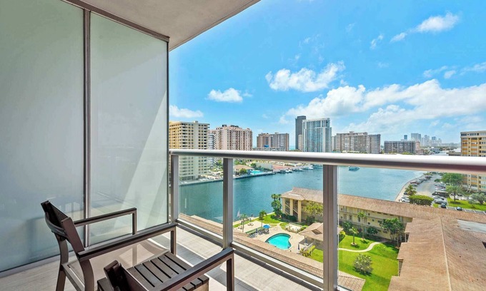 Hallandale Beach Apartamento | Water View Studio with Balcony – 11th Floor