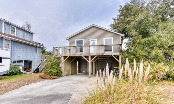 Colington Harbour Casa | Water views and a fenced-in yard at Meehan Cottage in Colington Harbour