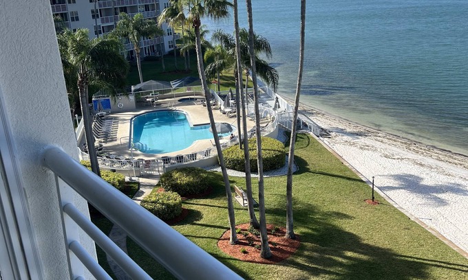 St. Petersburg Condominio | Water Views, Private Beach, Luxury Condo