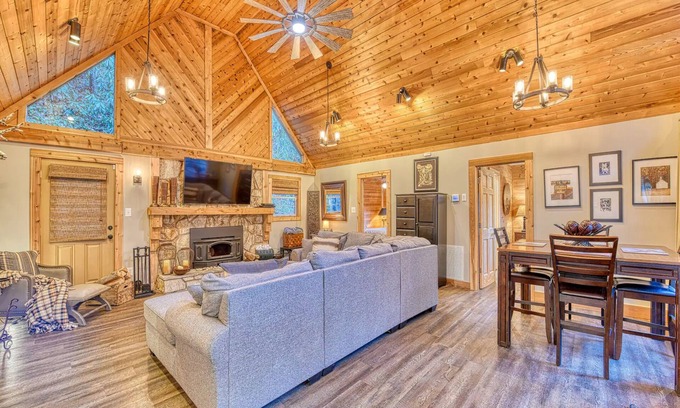 Cataloochee Ranch Cabina | Water Wheel Cabin- Romantic Escape, Luxury Creek-Front Charm with Hot Tub