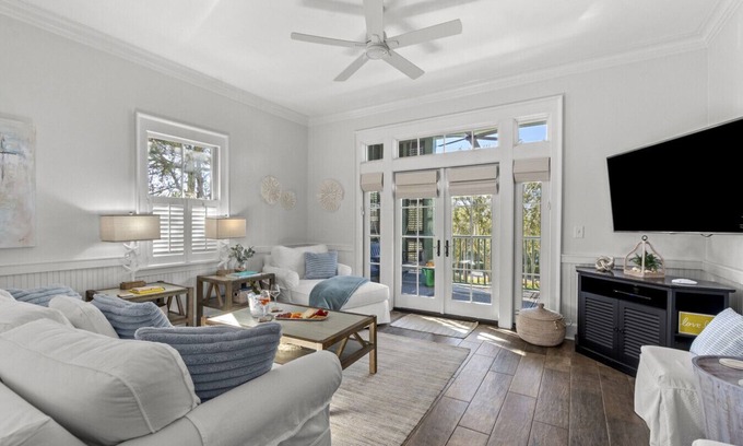 Watercolor Apartamento | Balcony Overlooking 30A, Luxe Decor, 2 Kings, and with Beach Club Passes!