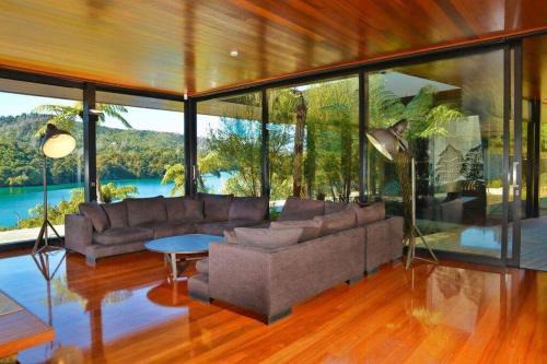 Saint Omer Casa | Waterfall Bay Glass House