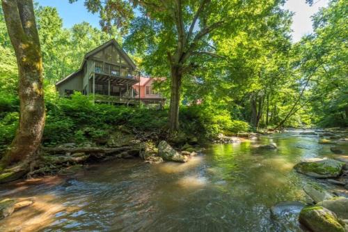 Lynn Casa | Waterfall escape With Firepit and Outdoor Kitchen