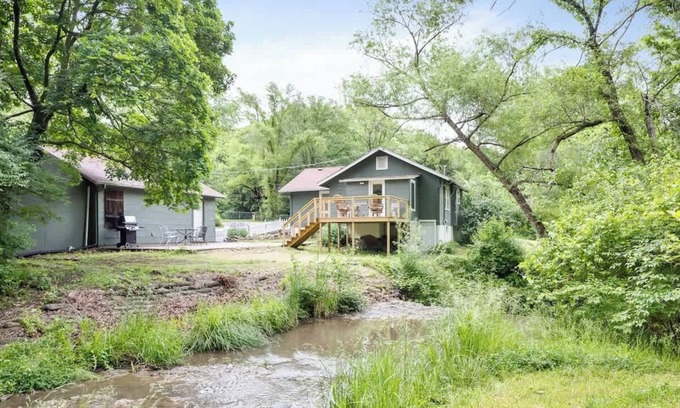 Kansas City Cabaña | Waterfall Garden Cottage Lux Beds 5 Min. 2 DT KCMO